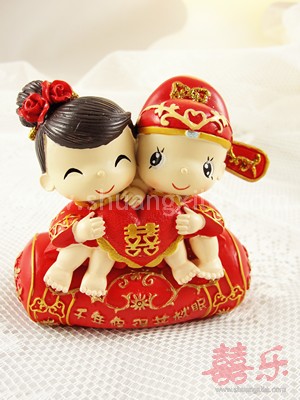 Sweetie Couple on Pillow Figurine Small
